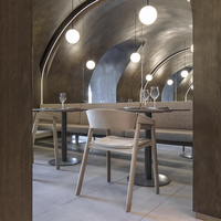 Chaise de restaurant moderne en bois massif avec coussin, chaise en bois commerciale pour hôtel, bistrot, café, restaurant gastronomique, projet de restauration fine