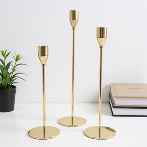 Bougeoirs décoratifs en métal - Ensemble de 3 bougeoirs en laiton doré pour centre de table - Product Image 1