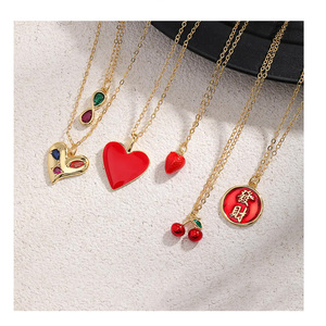 Splendida collana ciondolo farfalla rosa collana fragola per le donne rosso charm oro cuore collana regina di cuori - Product Image 1