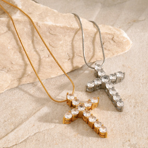 Collar con colgante de cruz de acero inoxidable con circonitas blancas engastadas para mujer, regalo de joyería. - Product Image 3