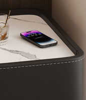 Table de chevet ultra-étroite de luxe léger en bois massif et cuir noir, petite et raffinée, pour espaces très étroits, usage domestique en chambre.