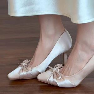 Escarpins élégants en satin à bout carré pour femme, avec nœud délicat, talons hauts décolletés style féminin - Product Image 5