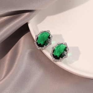 Pendientes de Botón de Plata 925 Chapados en Oro y Cobre de Lujo, con Incrustaciones de Circonita Geométrica, Modernos y Exclusivos para Mujer - Product Image 3