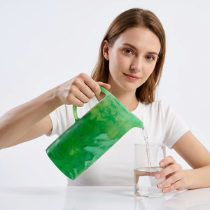 Carafe à eau moderne en résine verte, matériau écologique et durable pour les fêtes, vin, bière, boissons - Product Image 1