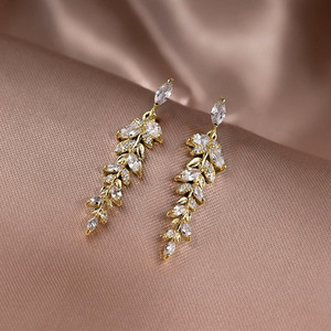 Orecchini Pendenti con Nappine di Grano e Zirconi per Donne, Eleganti Gioielli da Sera alla Moda - Product Image 1