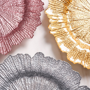 แผ่นชาร์จพลาสติกสีทองแบบใช้แล้วทิ้ง13นิ้วทันสมัยสำหรับงานปาร์ตี้งานแต่งงานดีไซน์อย่างยั่งยืน - Product Image 1