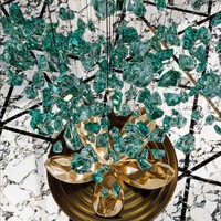 Lustre en verre vert émeraude ANNO avec pièces facettées flottantes, luminaire suspendu personnalisé pour réception d'hôtel de luxe