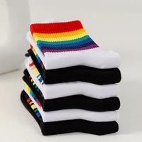 The New White Pride Rainbow Stripe Lot de 6 chaussettes décontractées en coton Chaussettes courtes d'entraînement athlétique pour femmes