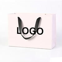 Sacs en papier rose de luxe personnalisés avec logo en relief, vente en gros, avec poignées en corde de coton pour l'emballage de vêtements et de chaussures