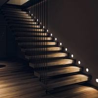 Escalier en bois moderne, escalier droit haut de gamme, escalier intérieur moderne, marches en bois, escalier intérieur avec câble métallique