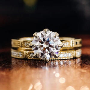 Anello di Fidanzamento da Donna in Oro Massiccio 18K con Diamante Taglio Brillante Rotondo Colore G Naturale e Diamanti Laterali - Product Image 2