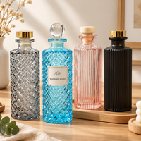 Bouteille diffuseur de parfum en verre transparent moderne, sur mesure, avec un design unique