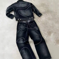 Ensemble deux pièces en denim délavé vintage pour homme, veste à imprimé abstrait et jean ample, tenue décontractée streetwear style motard