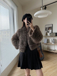 Manteau court doux et tendance en fausse fourrure, avec garniture en fourrure de renard importée, pour femme, idéal pour l'extérieur - Product Image 1