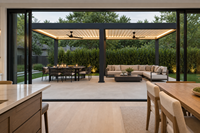 Pergola moderne RKOVE RK-C3 4*6 avec toit à lames motorisées, éclairage LED et ventilateur de plafond, pour jardin extérieur et terrasse.