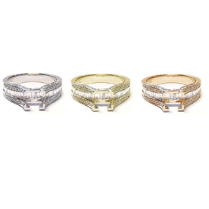 Anillo de Compromiso y Boda de Oro Blanco Sólido de 18k con Diamantes Baguette, Diseño Glamuroso y Brillante, para Mujer, Ideal para Fiestas y Aniversarios - Product Image 4