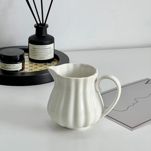 Jarra de Porcelana para Crema con Asa para Servir Leche en Cada Servicio de Café o Té, con Boquilla Anti-Goteo - Product Image 3