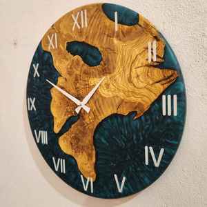 Elegante Reloj de Pared de Resina y Madera, Contemporáneo, Hecho a Mano, Duradero, Elegante y Funcional, Perfecto para Sala de Estar o Dormitorio - Product Image 3