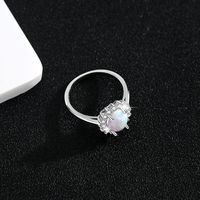 Élégante bague en argent sterling avec opale blanche ovale et halo de zircon, bague fine