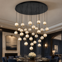 Lustre personnalisé en forme de globe en verre imitation marbre, or et noir, avec plusieurs pendentifs en cascade pour hall d'hôtel, escalier, villa