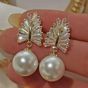 Orecchini Pendenti in Stile Barocco con Perle e Cristalli a Forma di Spiga di Grano, Accessori Eleganti per Donna - Product Image 1