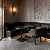 Ensemble de canapés et chaises en cuir noir de luxe moderne avec structure métallique et table en pierre frittée pour café, restaurant, hôtel, mobilier commercial
