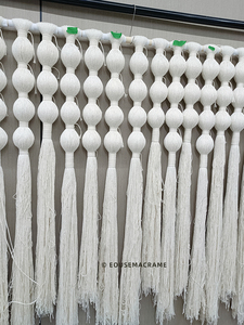 Grande Decorazione da Parete in Macramè Fatta a Mano con Nappe in Cotone Beige per Soggiorno - Product Image 3