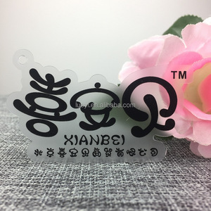 Étiquettes suspendues personnalisées en PVC et cuir imperméables pour sacs de vêtements et chaussures avec logo imprimé en sérigraphie - Product Image 6