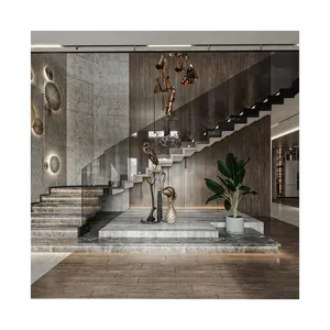 Роскошная лестница с мраморными ступенями и декоративными железными и стеклянными перилами в роскошном интерьере внутри отеля