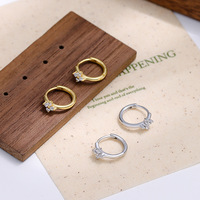 Zierliche Gold Vermeil 925 Sterling Silber Blumencluster Huggie-Ohrringe 925 Silber Florale Zirkon-Creolen