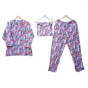 Pyjama d'hiver de luxe pour femme, fait main, imprimé floral, 100 % coton, respirant, séchage rapide, longueur intégrale, doux, avec taille élastique sur le devant et col. - Product Image 1