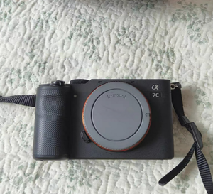 Boîtier A7C d'occasion uniquement — 24,2 MP plein format + stabilisation d'image 5 axes, excellent état, entièrement fonctionnel ! - Product Image 1