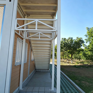 Casa Contenedor Prefabricada de Dos Pisos con Techo Inclinado, Estilo Chalet, Moderna, Modular, Pequeña Villa/Cabaña para Resort, Alojamiento Vacacional - Product Image 3