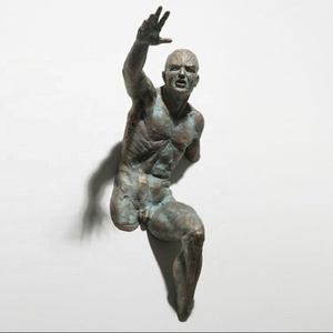 Statue de sculpture <span class=keywords><strong>murale</strong></span> de haute qualité en <span class=keywords><strong>bronze</strong></span> Matteo Pugliese représentant un homme pour la décoration - Product Image 1