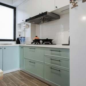 Armoires de cuisine en bois massif de style américain, finition laquée blanc mat, îlot de cuisine moderne sur mesure - Product Image 2