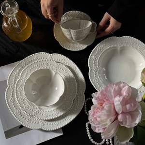 Vente en gros de nouvelles assiettes et bols en céramique Trèfle à quatre feuilles porte-bonheur, ensemble ménager pour desserts et pâtes assiettes - Product Image 1