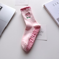 Chaussettes de yoga brodées de mode en gros, chaussettes de ballet antidérapantes avec logo, chaussettes de Pilates de luxe personnalisées pour femmes