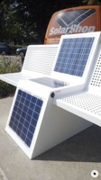 Banc solaire pour la recharge des appareils mobiles sur les campus universitaires. Sièges solaires utilisés dans les hôtels et les complexes hôteliers.