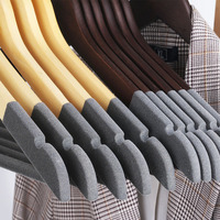 Vente en gros de cintres de luxe en bois pour hôtels manteaux avec logo personnalisé vestes vêtements d'extérieur chemise vêtements avec sac caractéristiques d'utilisation