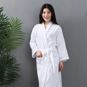 Logo Kustom Linen Hotel Bordir Terry Kain Berlapis Jubah Mandi Wanita Hotel Hilton Putih Mewah Unisex Katun Jubah Mandi Wafel