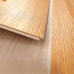 Parquet en chêne massif brossé avec revêtement UV, fourni par l'usine, pour hôtels, appartements et projets commerciaux - Product Image 1