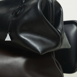 Bolso de Mano Plegable de Moda para Mujer, con Logotipo Metálico, Correa Doble para el Hombro, Material de Cuero Grueso, Personalizado OEM - Product Image 5