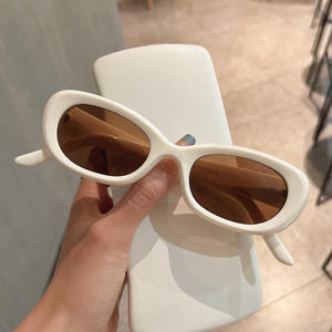 Gafas de sol retro de estilo europeo americano con montura ovalada para mujer, montura negra de PC, protección UV400, tipo 3. - Product Image 3