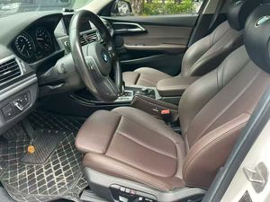 Autos Usados <span class=keywords><strong>BMW</strong></span> <span class=keywords><strong>120i</strong></span> M Sport Sedan 2020 1.5L 140HP Automático Interior Oscuro R17 Faros LED Asientos de Cuero Cámara de Reversa Techo Corredizo - Product Image 4