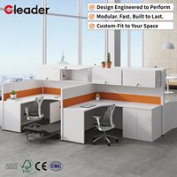 Poste de travail simple avec cloison de bureau et panneau blanc, design compact pour un espace de travail moderne