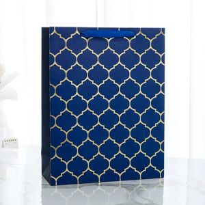 Bolsas de Papel Blancas de Cartón con Diseño Único e Impresión Personalizada de Lujo, con Asas de Listón y Detalles en Dorado para Regalos y Compras - Product Image 5