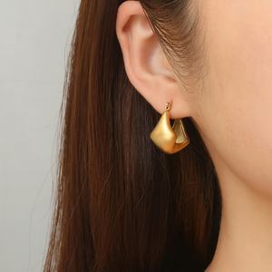 ต่างหูทรงตะกร้าสแตนเลสชุบทอง 18K ดีไซน์ทันสมัยสำหรับผู้หญิง แฟชั่นขายส่ง เครื่องประดับรูปตัวยู - Product Image 2