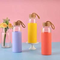 Cangkir perjalanan 550 ML dengan penutup silikon anti-selip dan tutup bambu desain baru botol kaca air kaca silikon bebas BPA