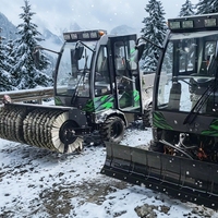 Machine à balayer la neige avec cabine de conduite entièrement fermée, hauteur de balayage réglable, adaptée aux propriétés, aux communautés et aux parkings