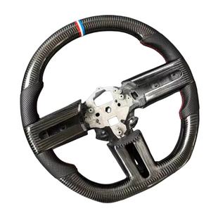 Volant de voiture Ford <span class=keywords><strong>Mustang</strong></span> 2010 2011 2012 2013 2014 Accessoires de voiture personnalisés de haute qualité pour volant en fibre de carbone - Product Image 2